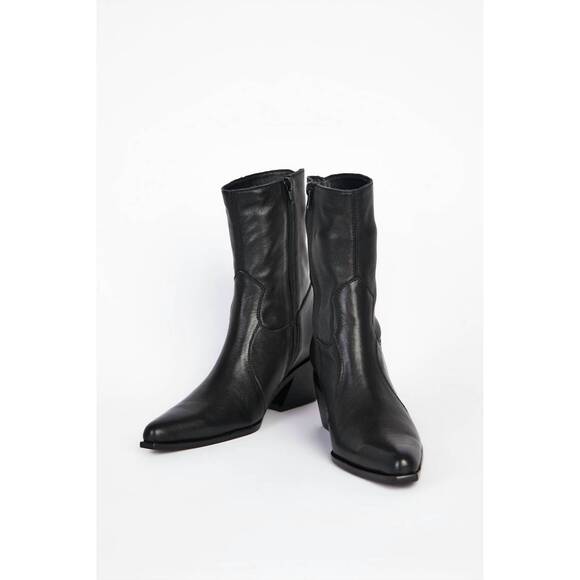 NEW INTENTIONALLY BLANK women's mattie heeled boot in black